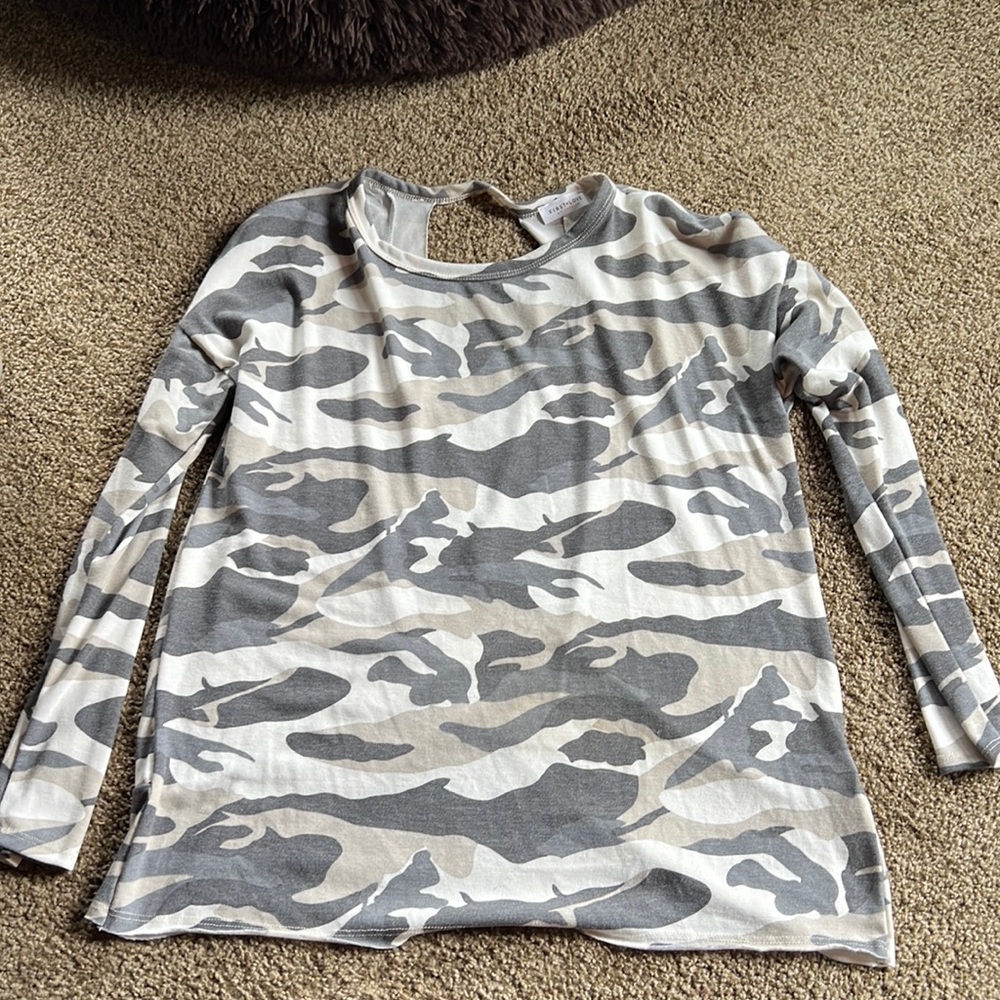 Brand new camo sweater - size large